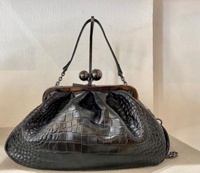 Помпезні сумки із застібкою поцілунок стануть трендом осені та зими: фото