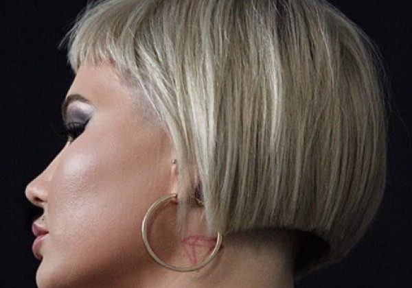 Наймодніші жіночі короткі стрижки з чубчиком на осінь 2020 - фото