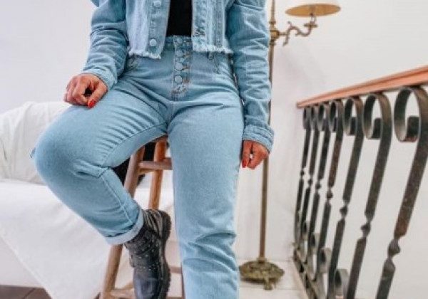 У моду на осінь-зиму повернулися вільні татові і мамині джинси - фото