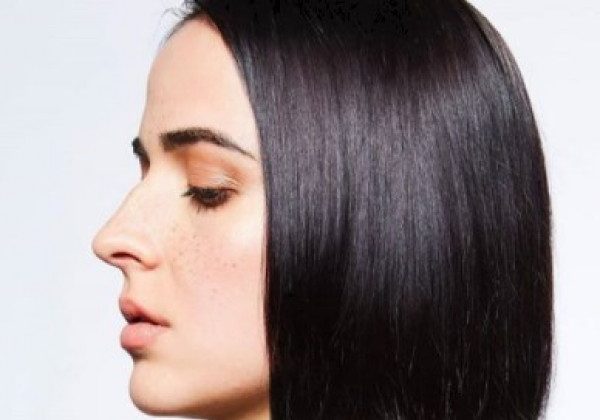 Драматична стрижка каре з 20-х увірвалася в моду на осінь-зиму: фото