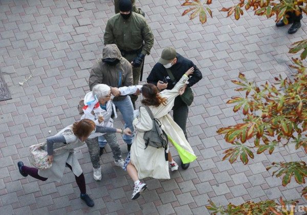У Мінську силовики пов'язали жінок на акції на підтримку Колесникової