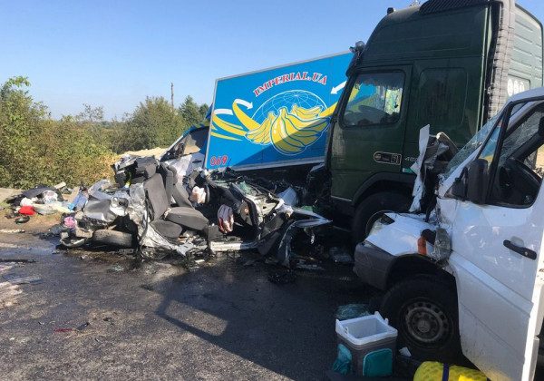 На трасі Київ-Чоп шість автомобілів перетворилися на місиво після ДТП