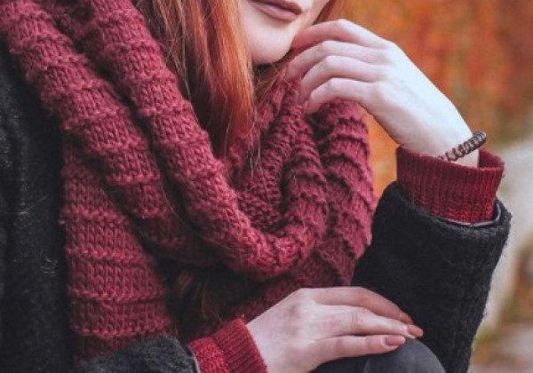 У моду увійшли дивовижні жіночі шарфи кольору марсала і смарагду - фото