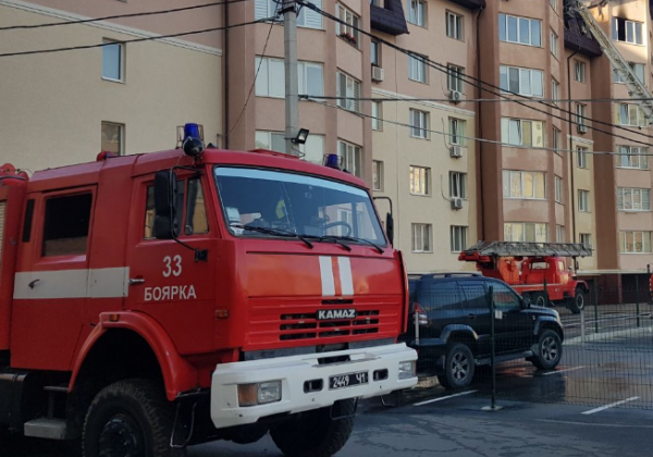 "Вигоріло багато квартир": під Києвом вогонь охопив будинок