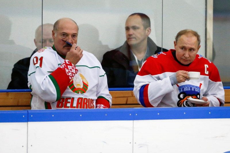 "Ненавидит, но спасает": журналист раскрыл план Путина насчет Лукашенко