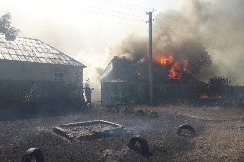 У Харківській області лісова пожежа знищила житлові будинки