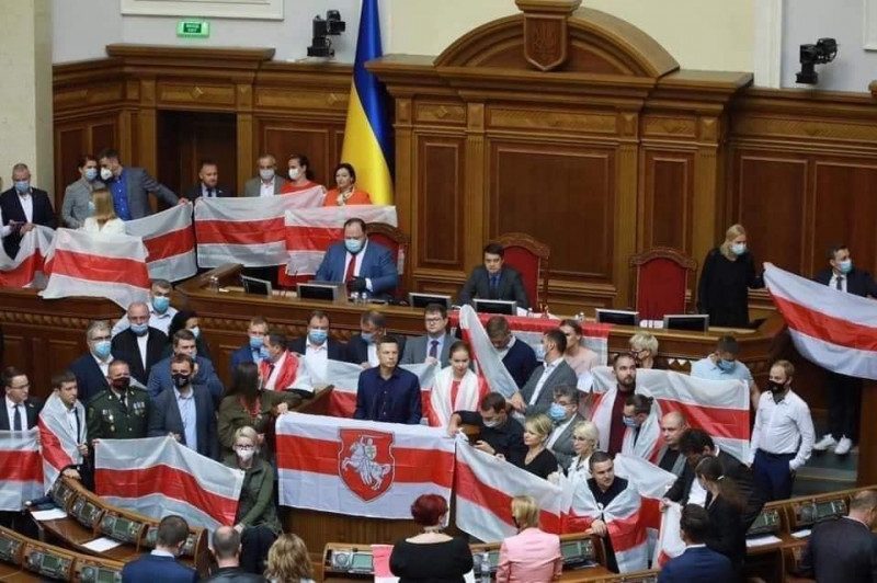 Скандал в Раде: нардепы сцепились из-за флага Беларуси