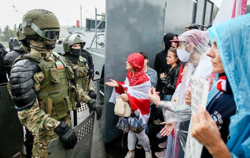Зіткнення і затримання в Мінську: біля палацу Лукашенка пустили газ