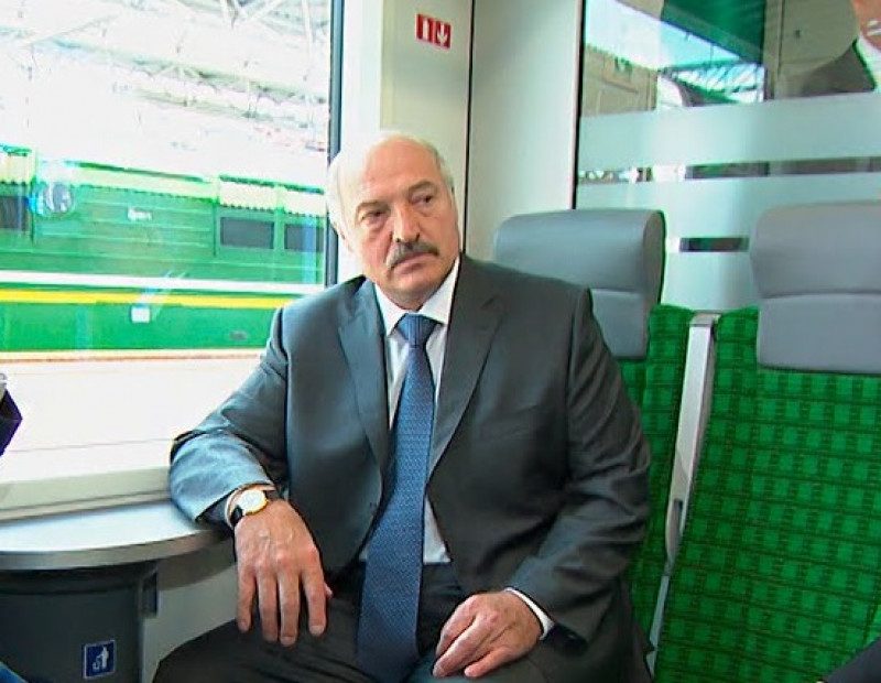 Лукашенко готовится соскочить с поезда, летящего под откос