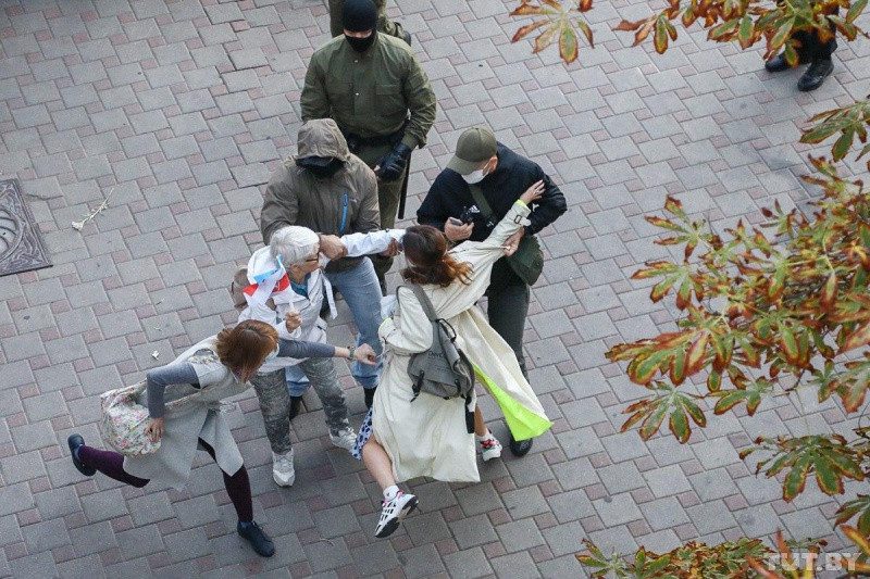 У Мінську силовики пов'язали жінок на акції на підтримку Колесникової