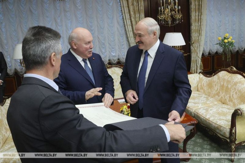 В Минске посол РФ подарил Лукашенко карту с Беларусью в составе России