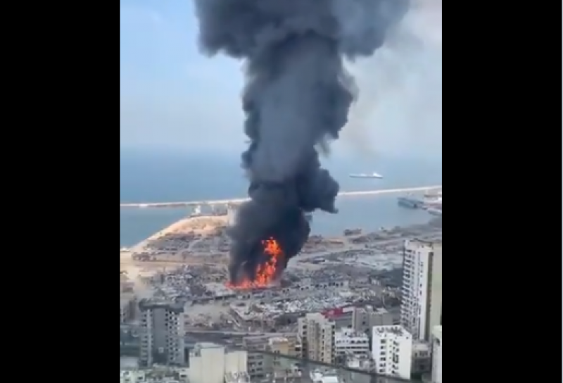 За місяць після 190 жертв: у порту Бейрута знову палахкотить масштабна пожежа