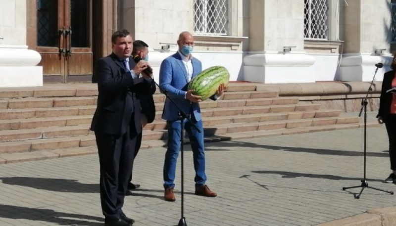 Шмигаль отримав у подарунок найбільший кавун