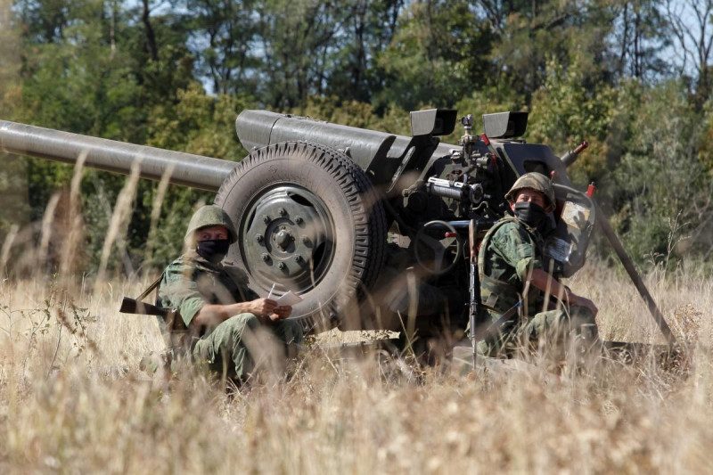 Боевики на Донбассе начали активно вооружаться: стянули "Грады" и танки