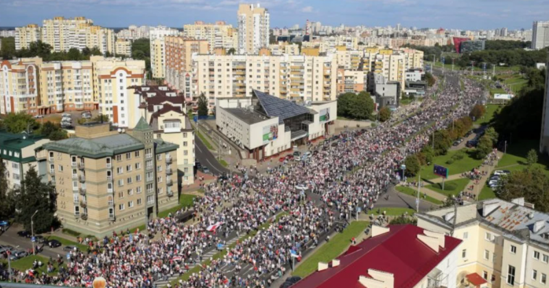Белорусы на фоне протестов массово опустошают банки: названа сумма
