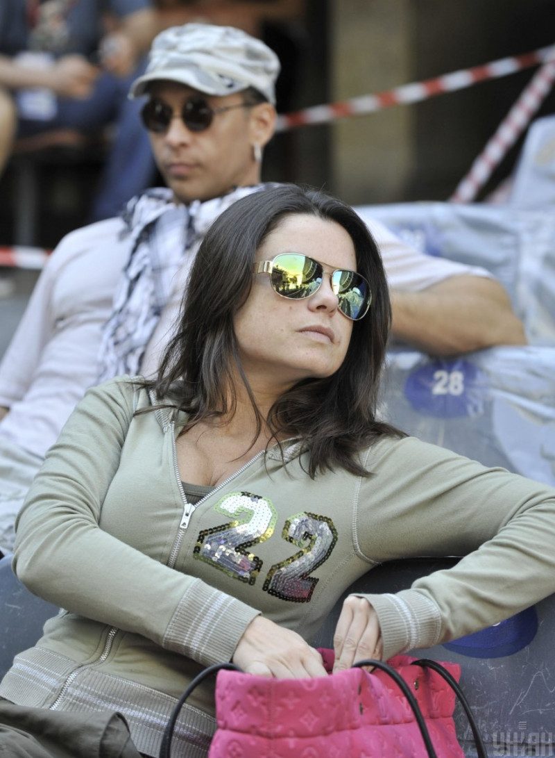 Утро сумасшедшей: Королева в свадебной фате развлекала соседей пением с балкона