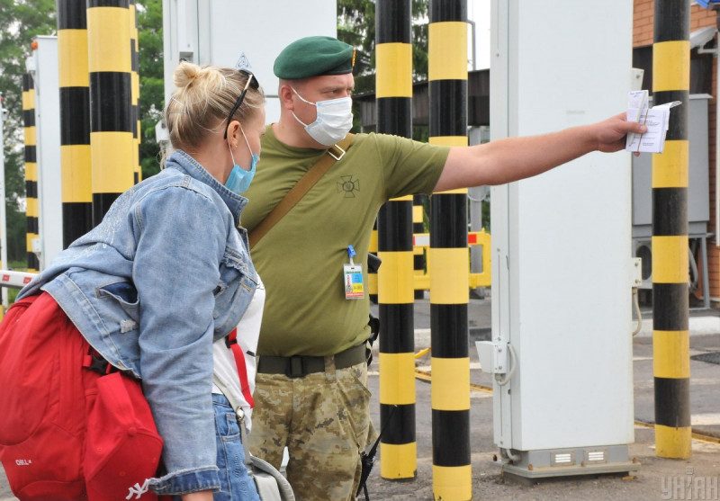 Кабмін дозволив в'їзд в Україну новій категорії іноземців: стало відомо, чому