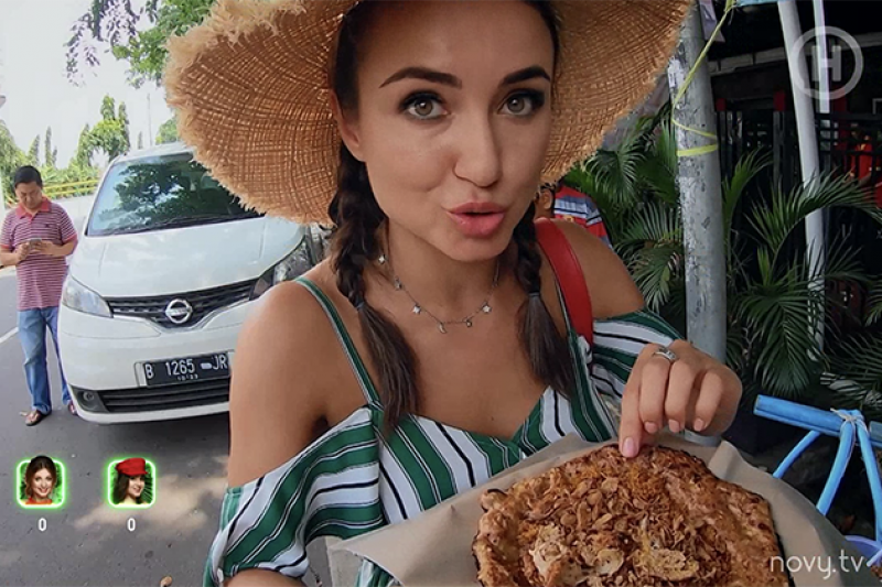 Украинскую телеведущую забросали яйцами на улице