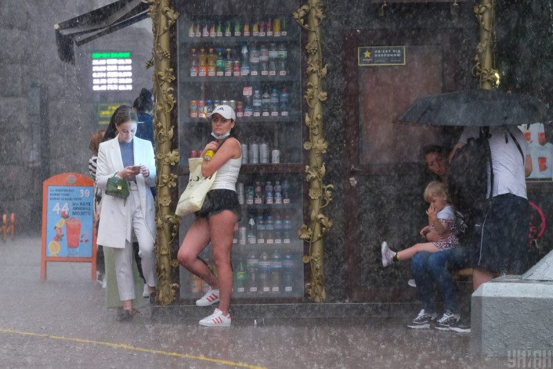 "Готуйте відра": Україну накриють потужні зливи з градом і шквалами - синоптик