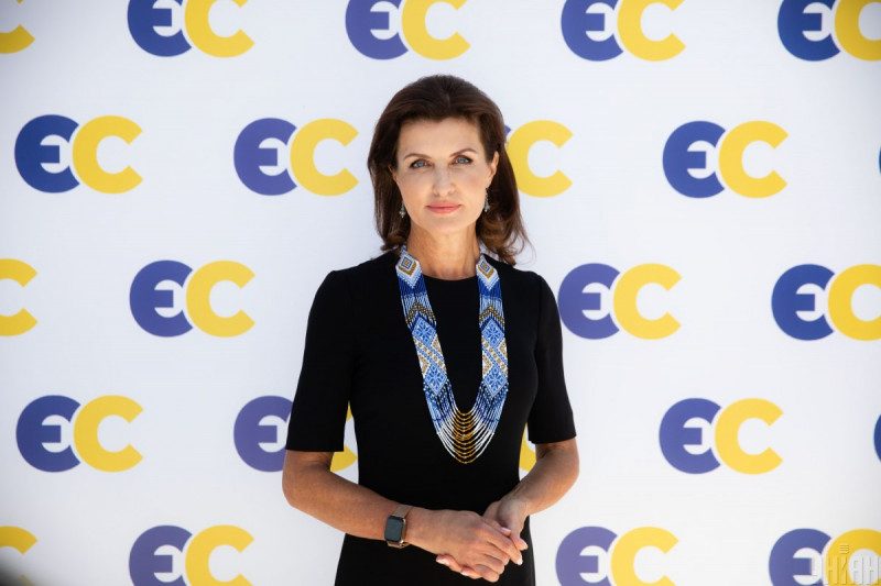 Марину Порошенко для предвыборной газеты "порезали" мостом - фото