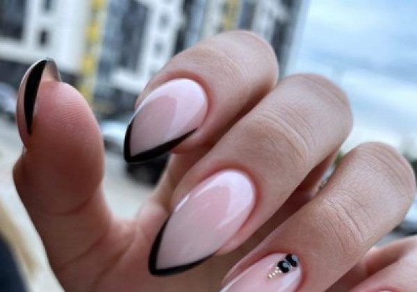 Черный маникюр осень 2020
