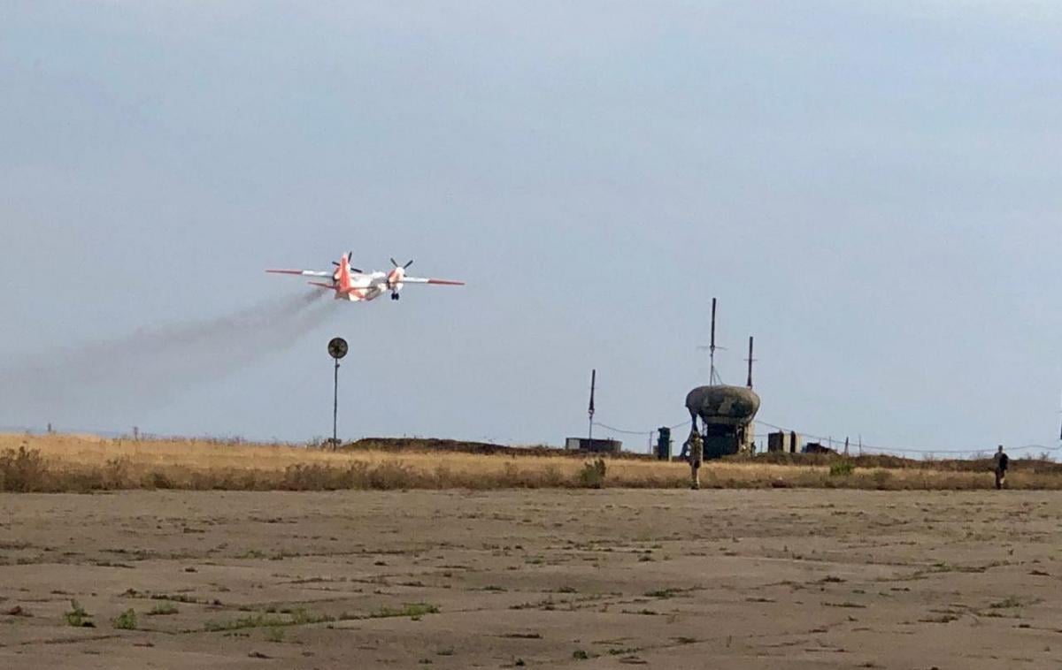 Огонь тушат при помощи авиации  