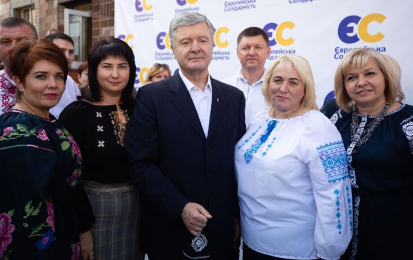Петр Порошенко во время тура снимал маску и игнорировал соцдистанцию Петр Порошенко во время тура снимал маску и игнорировал соцдистанцию