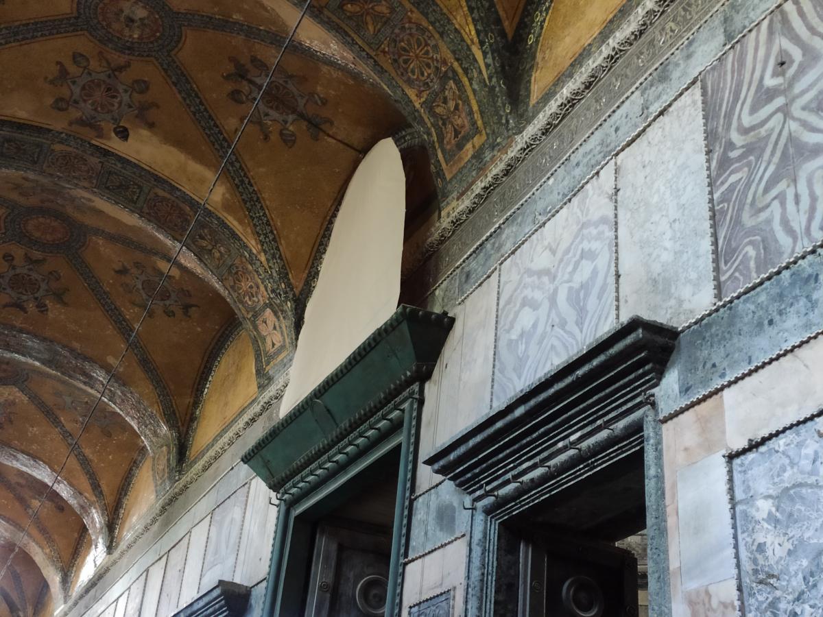 Фрески в Софии занавешены полотнами