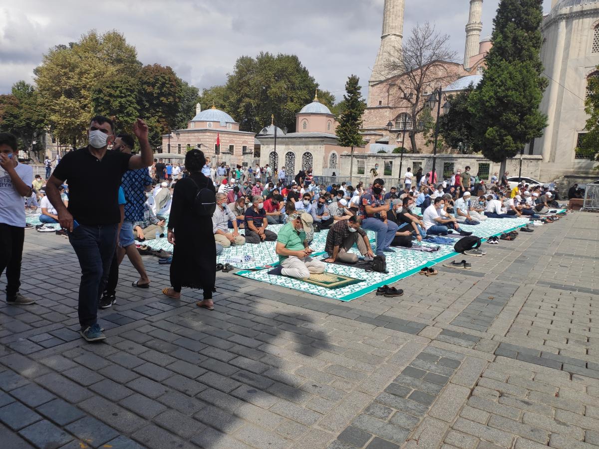 Намаз снаружи Софии