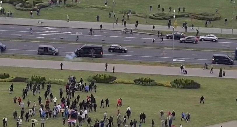 Очевидцы в Минске сообщают о взрыве у Стелы светошумовой гранаты / t.me/nexta_tv