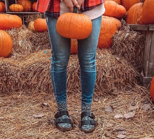Модный тренд осени - босоножки с носками / Instagram