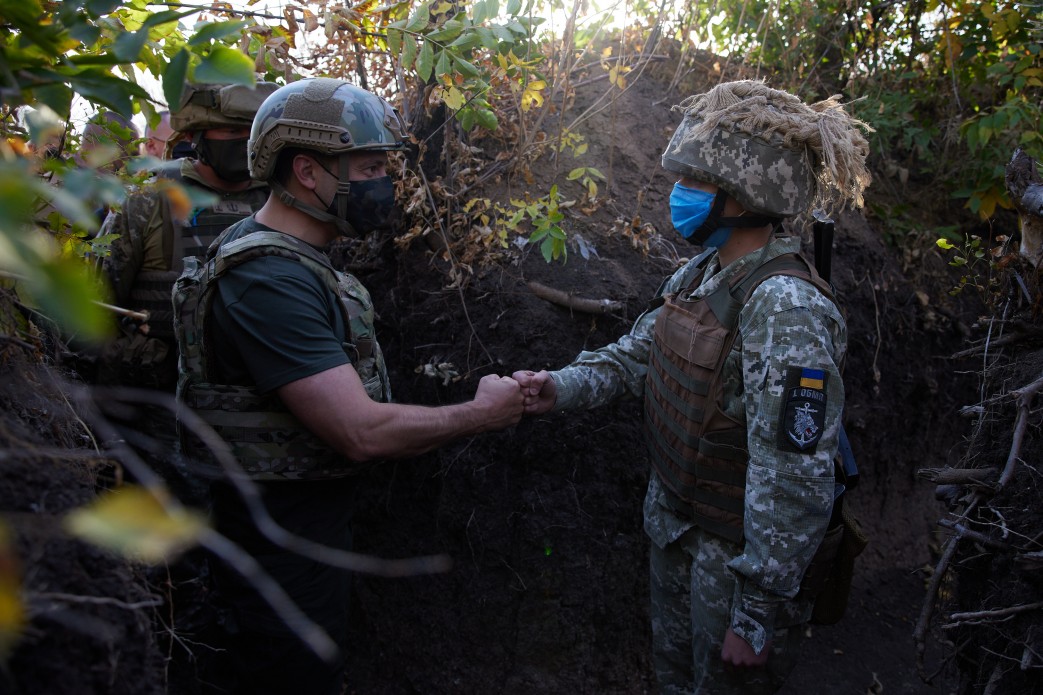 Зеленский пообедал с бойцами ООС на Донбассе: в ОП показали странное фото