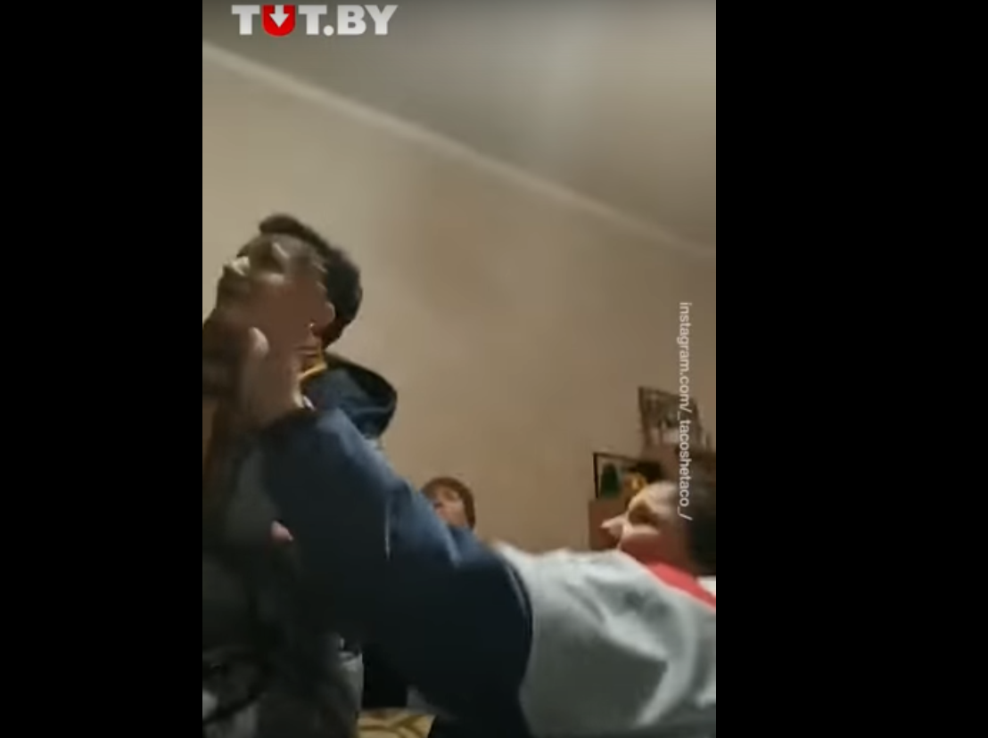 Опубликовано видео, как люди в масках ворвались в квартиру в Минске и ударили человека