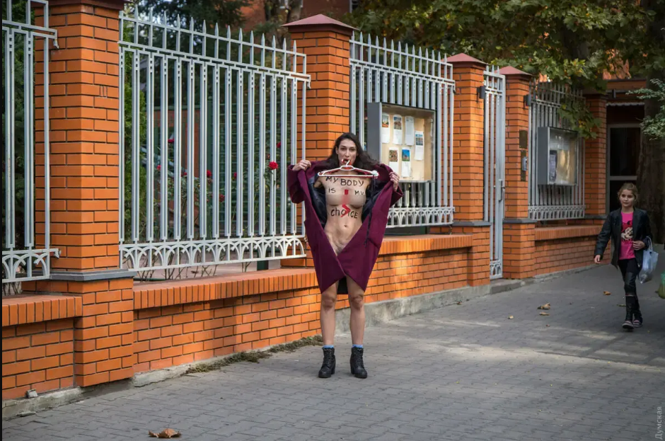В Одессе активистка Femen обнажилась перед консульством Польши