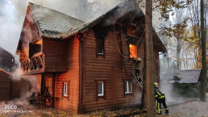 В Житомирской области вспыхнул гостинно-ресторанный комплекс