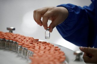 Вакцина Sinovac эффективна лишь на 50,4% - но ее утвердят