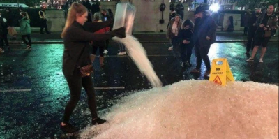 Работники баров высыпали лед перед парламентом Шотландии / Фото: BBC / Twitter