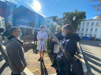 Маски, респираторы и антисептик: киевским медикам передали гумпомощь