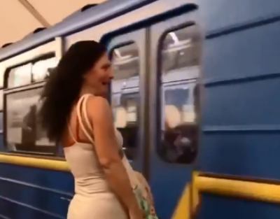 В метро Киева потанцевала полуголая пассажирка – Новости Киева сегодня 