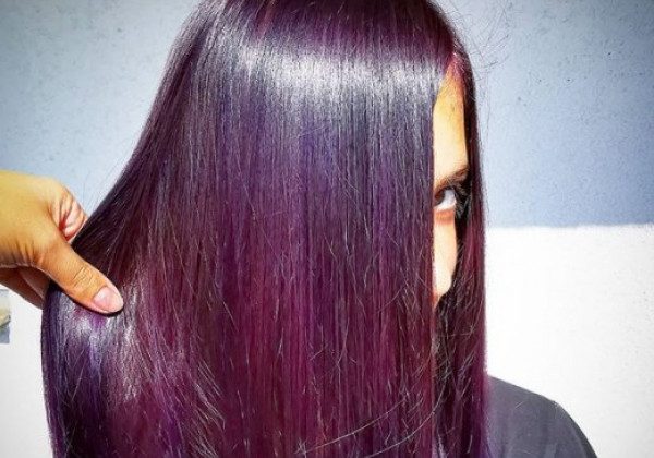 У моду увійшло сливове волосся і фарбування чубчика в інший колір - фото