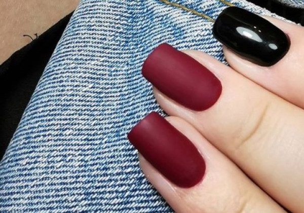 У моді дивовижний матовий манікюр кольору смарагду, вина і неба - фото