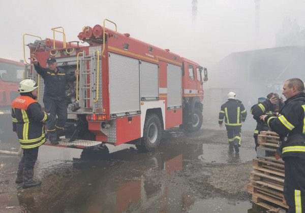 Під Києвом горить підприємство з переробки хімікатів
