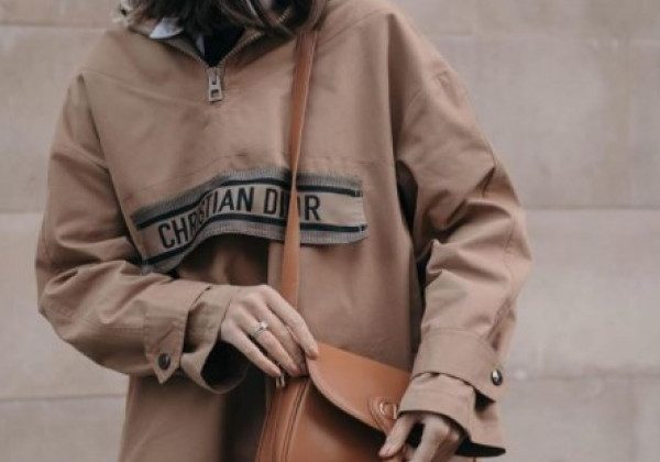 У моду на осінь-зиму повернулися незвичайні жіночі куртки з 70-х: фото