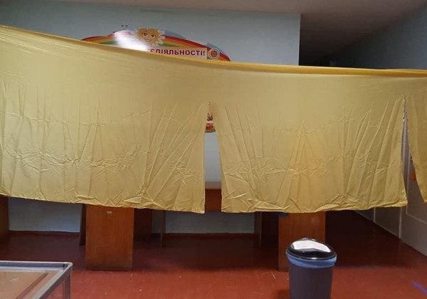 Сходи та ширми для лялькового театру: у Житомирі зробили "креативні" кабінки для голосування