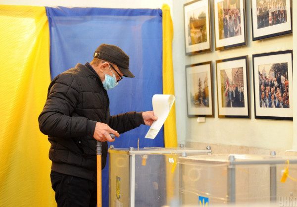 У Слов'янську виборців на дільниці заманюють розіграшем iPhone