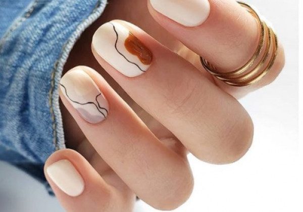 Наймодніший бежевий манікюр осінь 2020 з золотом і абстракцією - фото