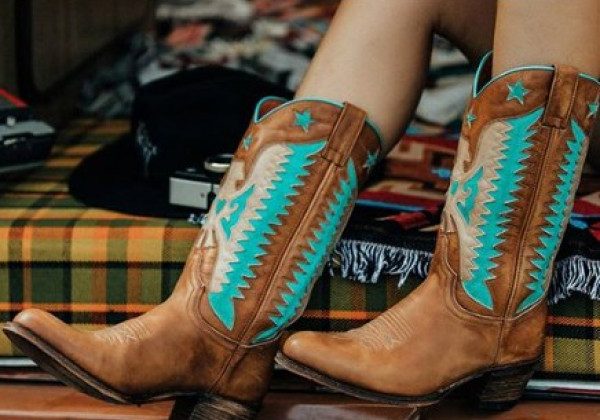 У моду на осінь-зиму прийшли ковбойські чоботи сліпучої краси: фото