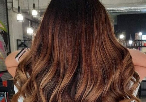 Шоколадний чай - модне фарбування волосся для брюнеток на осінь-зиму: фото