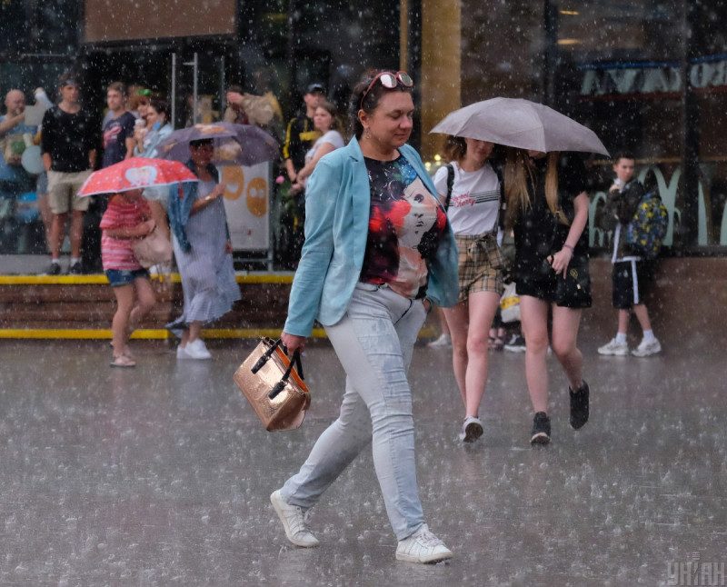 Дожди продолжат заливать Украину: синоптик назвал "сухие" дни