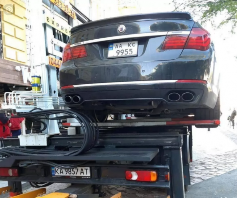 У "слуги народа" в центре Киева эвакуировали авто